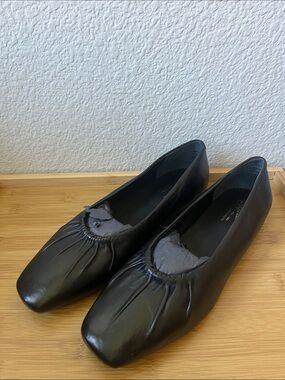 Seychelles Black Leather Gathered Toe Slip-On Flats